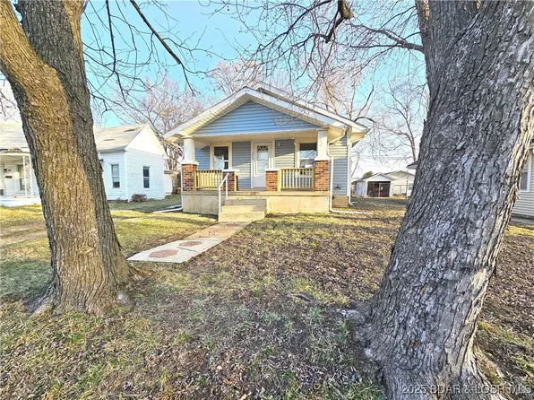209 W 3rd St, Eldon, MO 65026