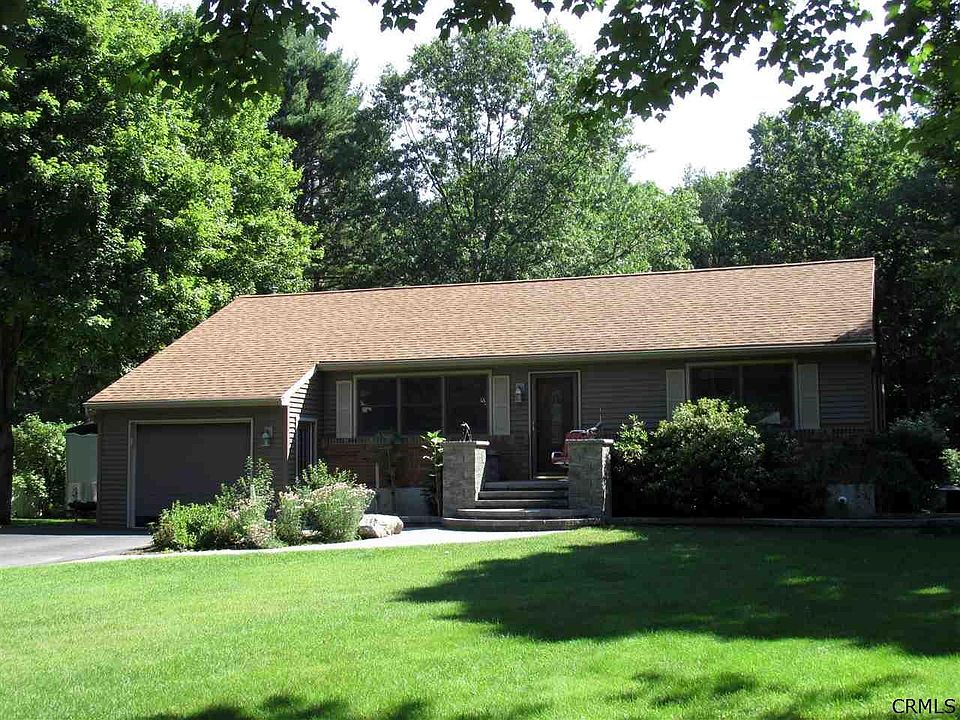 Spotless split ranch set on .51 acre lot in Saratoga School District