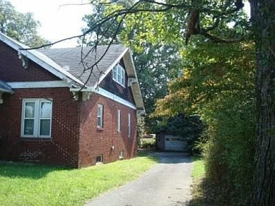 2nd image of 728 E Oak Hill Ave