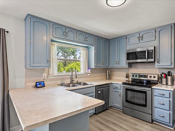 4th image of 6 Wayne Ln