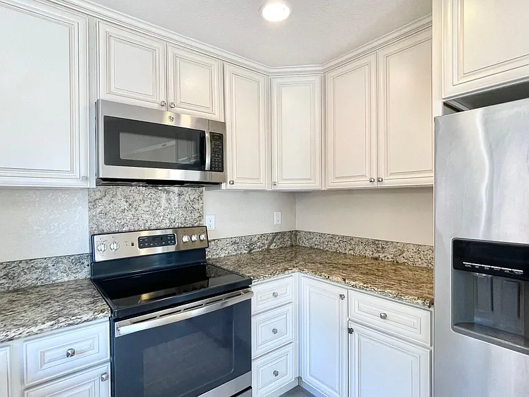 11321 Avenida De Los Lobos #D — Photo 6