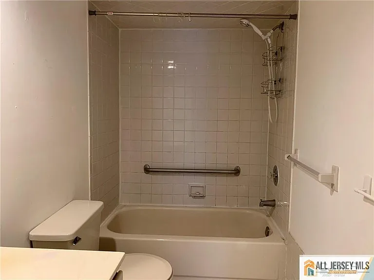 404 Carhart Ct — Photo 8
