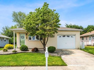 4 Valencia St, Toms River, NJ 08757