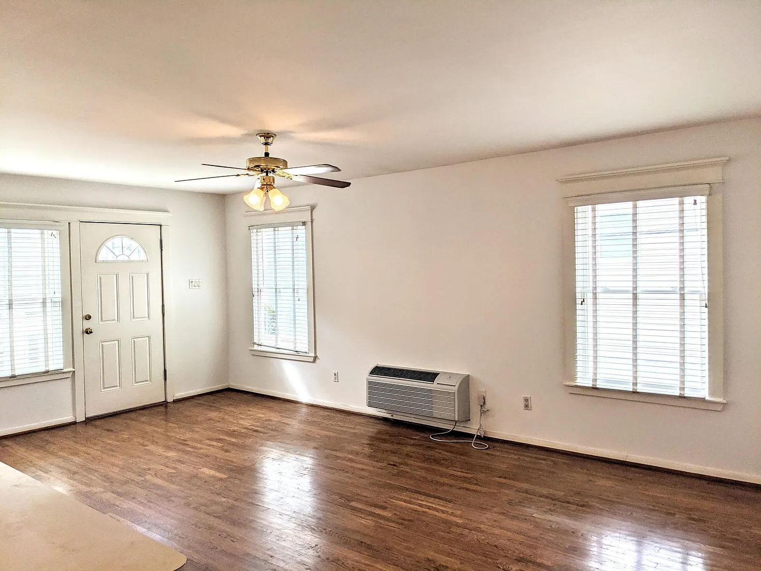 1 bed, 1.0 bath, 720 sqft, $1,300 — Photo 2
