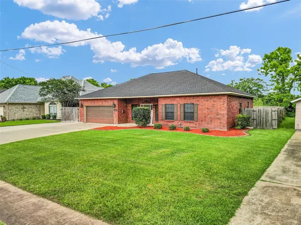 420 Forest Oaks Ln, Lake Jackson, TX 77566