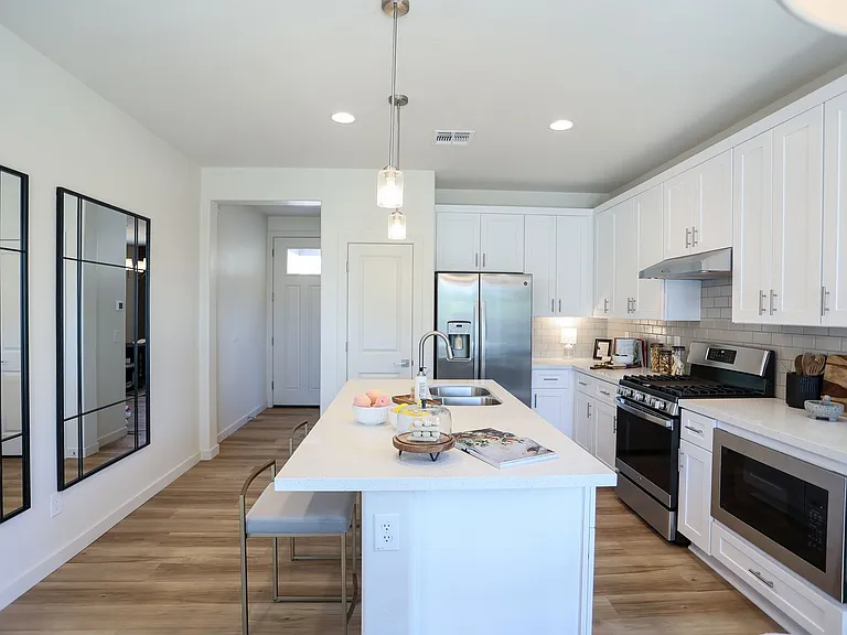 6552 N 15th Dr — Photo 2