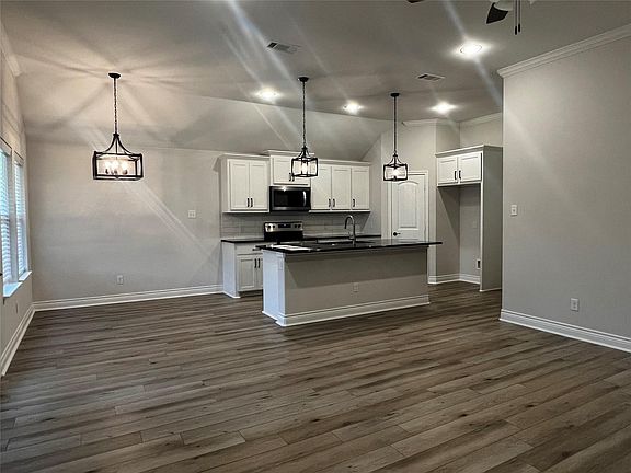 2nd image of 903 Hardaway Ln