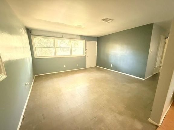 3rd image of 904 Dauphine Cir