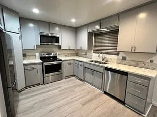 Remodeled 2 bed + Loft Townhome in the Heart of Inglewood — Photo 4
