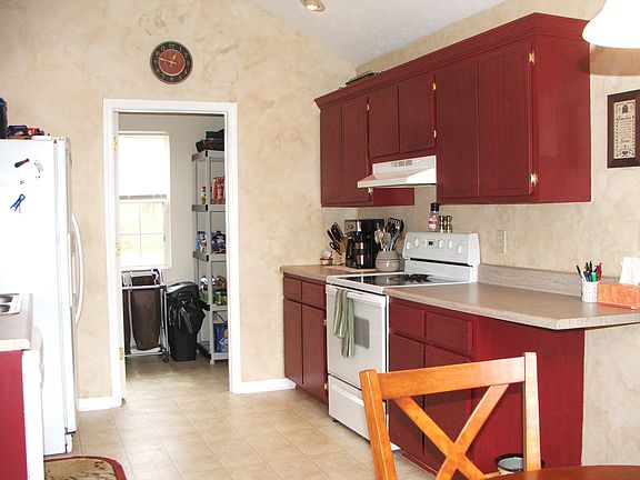 Bright Kit  & walk in pantry