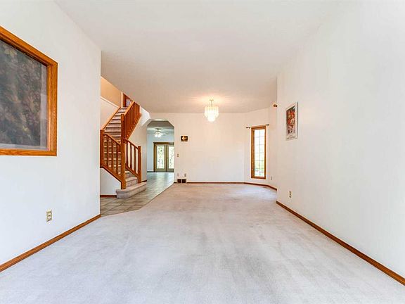3rd image of 117 Evergreen Pl SW