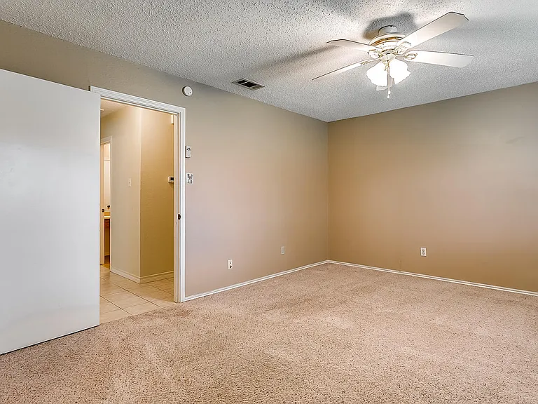 808 Sandhurst Dr — Photo 25