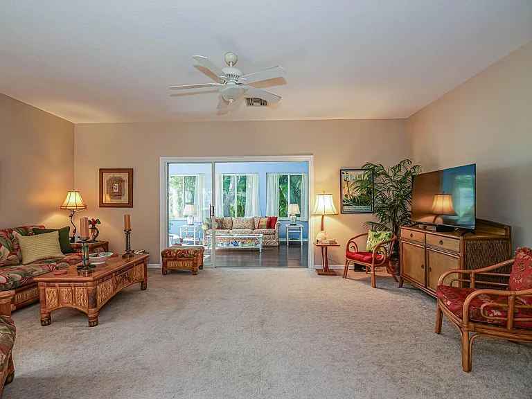 335 Hawthorne Ln — Photo 4
