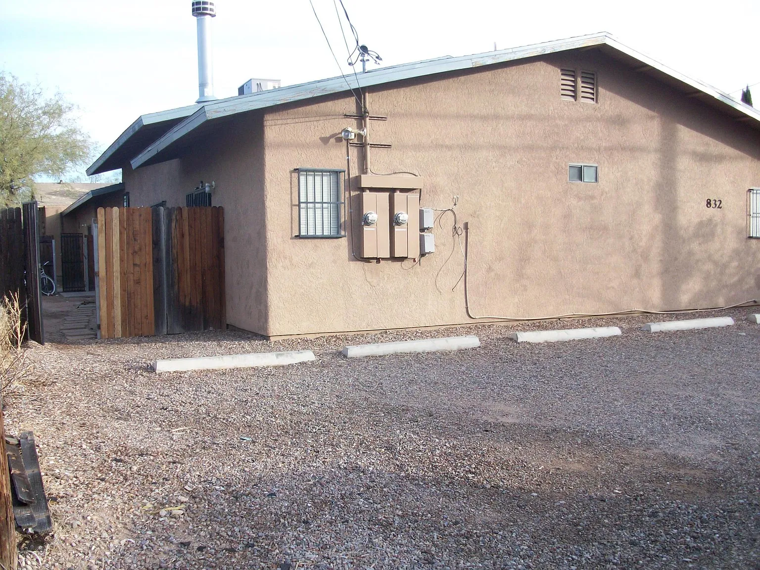 832 E Adams St — Photo 1