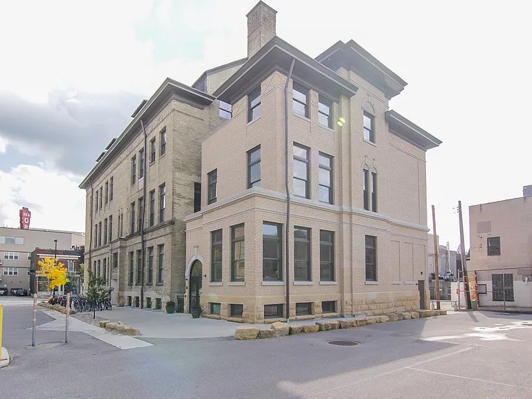 142 W Johnson St — Photo 35