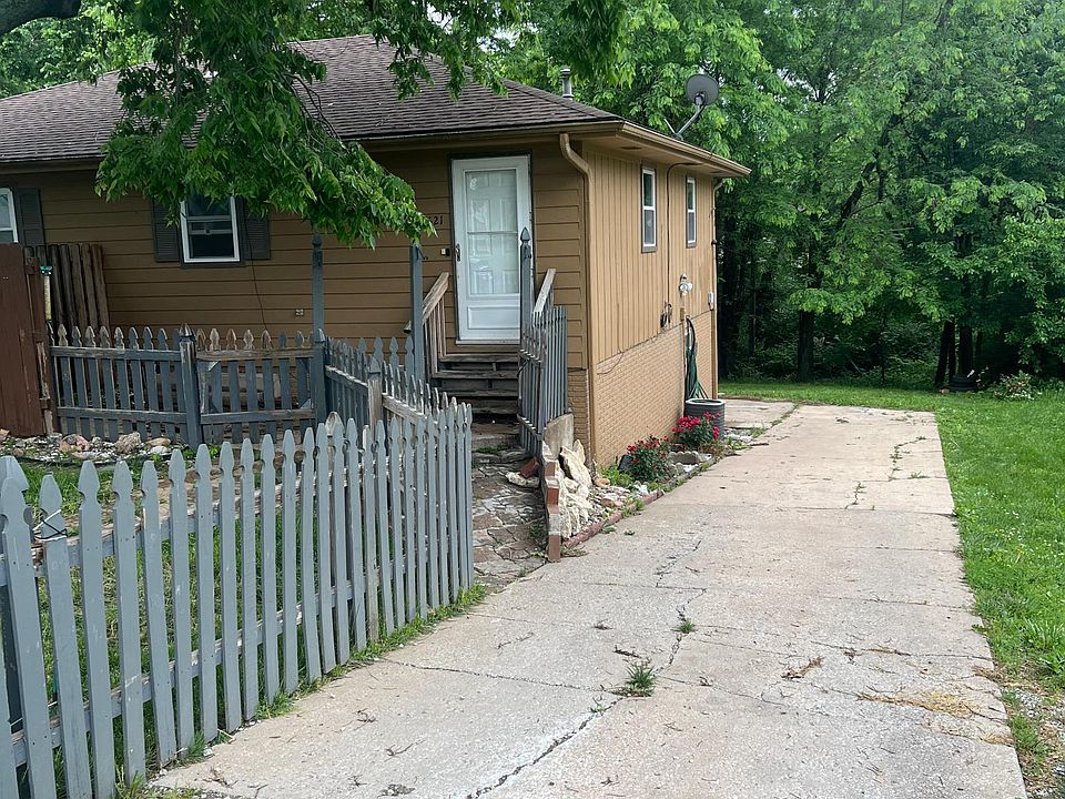 1st image of 5621 NE 51st St