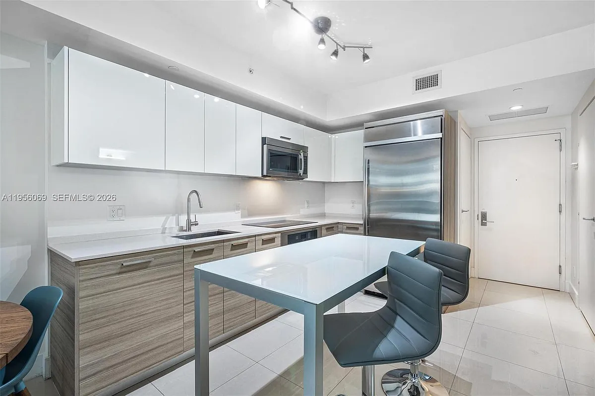 Building Photo - 1300 Brickell Bay Dr #700