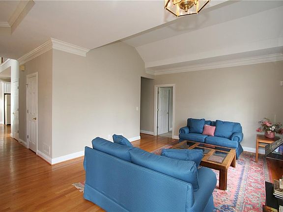 4th image of 701 S River Farm Dr