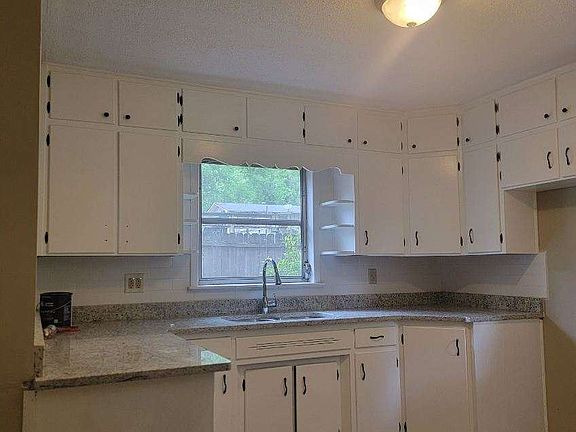 3rd image of 1117 Five Mile Rd