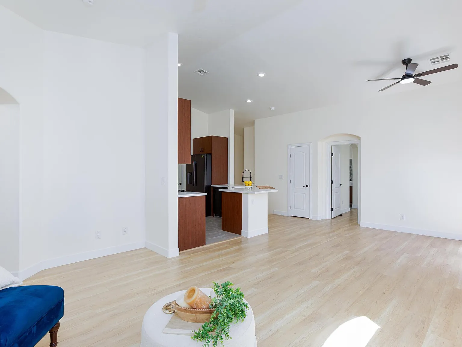 2 bed, 1128 sqft, $1,900 — Photo 2