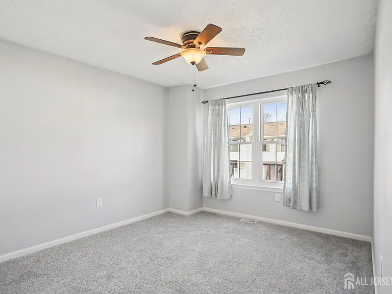 204 Hampshire Ct — Photo 12