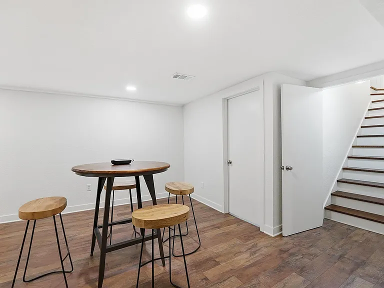 2923 W 50th St — Photo 26
