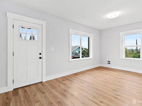2nd image of 1320 E Lennox Place