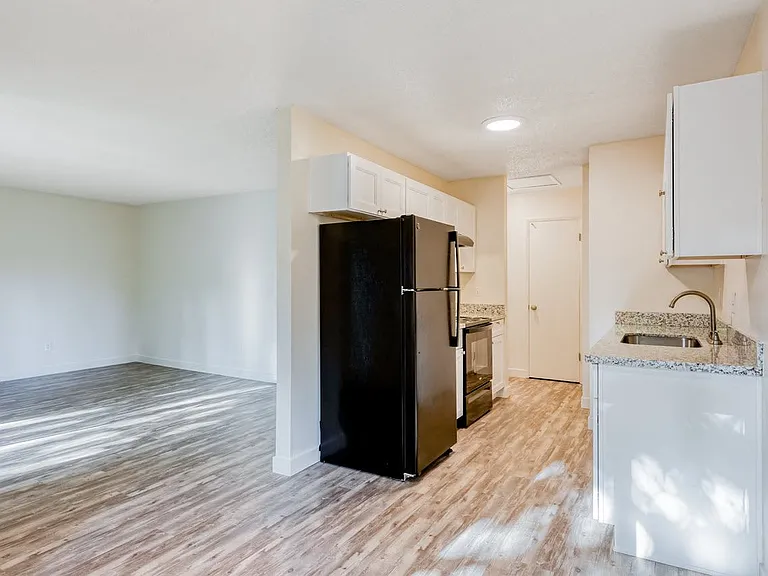 Michael Manor Apartments — Photo 7