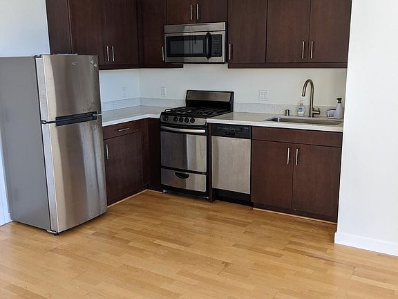 Nice kitchen complete w/under cabinet lighting