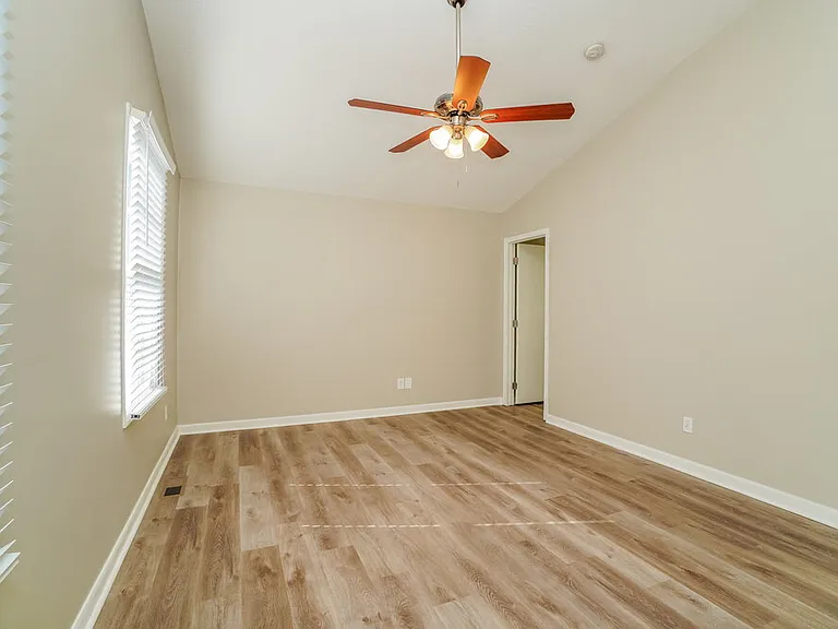 1041 Oxford Dr N — Photo 13