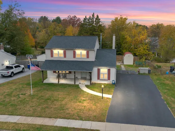 708 Lamp Post Ln, Aston, PA 19014