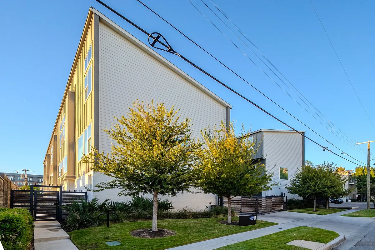 Building Photo - 4911 Belmont Ave #9