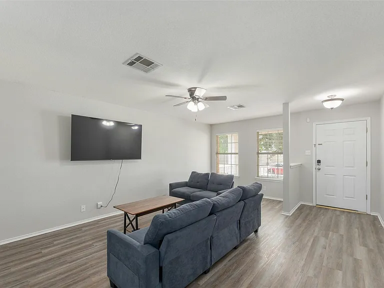 113 Matthew Dr — Photo 5