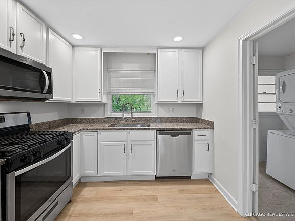 5th image of 1020 Center Dr