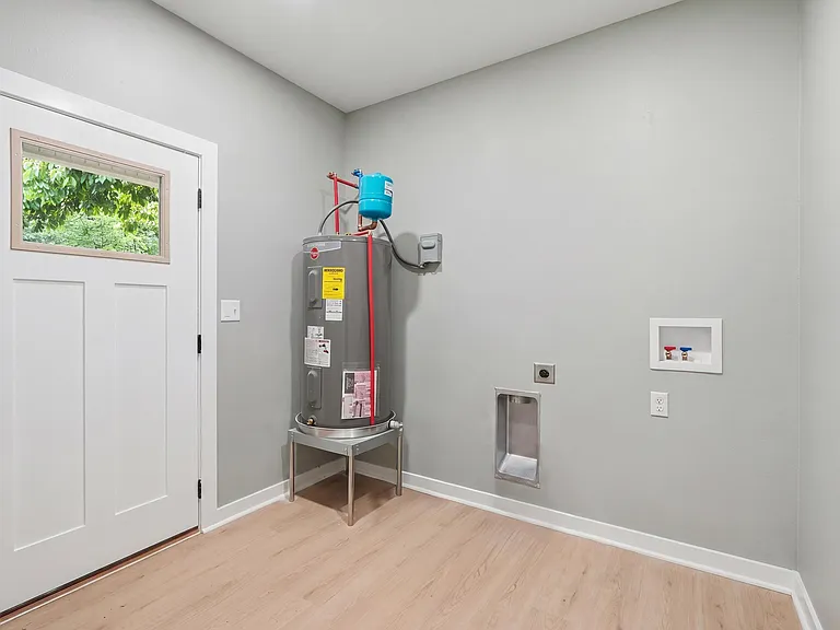 717 Burton St — Photo 20