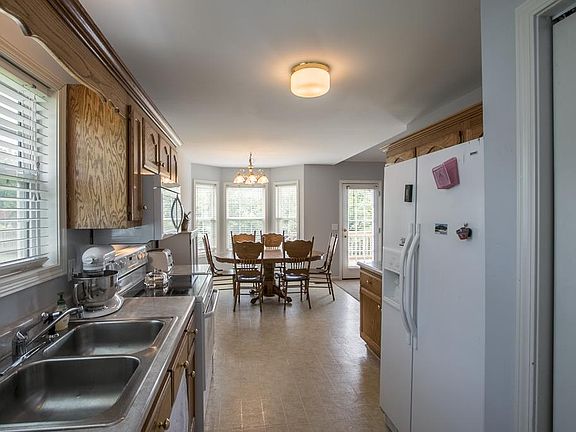 5th image of 900 Avery Green Ct
