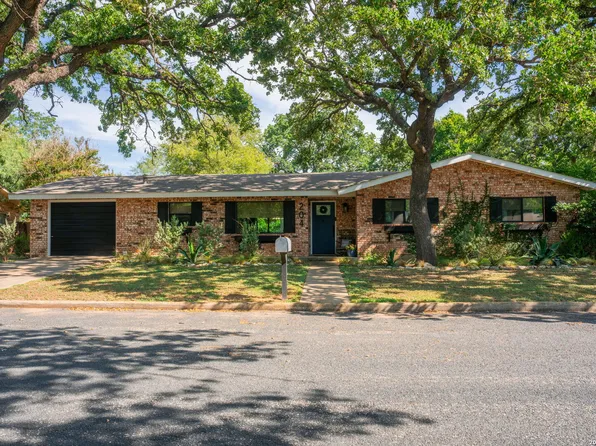 204 Forest Trail Drive, Fredericksburg, TX 78624