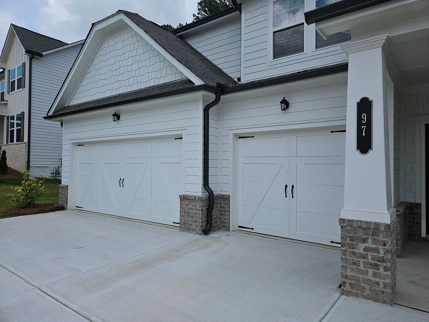 Like New Traditional Farmhouse Style Home - Three Car Garage For Lease — Photo 3