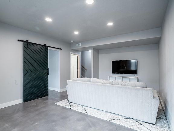 4th image of 4142 N Cresthaven Ln