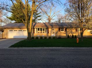 425 Orchard Ln, Arthur, IL 61911