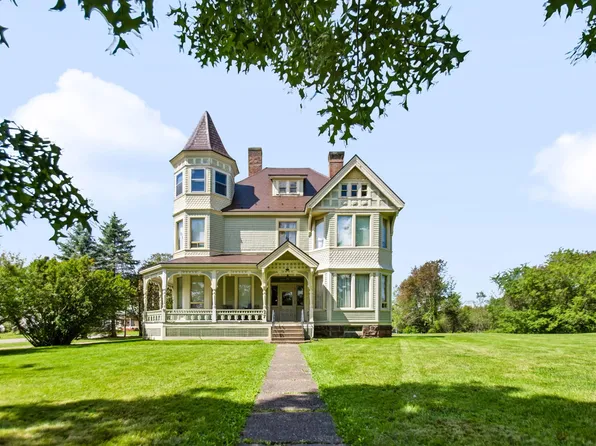 27 Victoria St W, Amherst, NS B4H 1B9