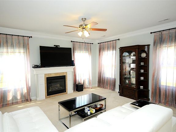 4th image of 440 Shorewood Pl