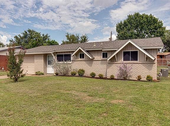 3rd image of 828 Dee Ln