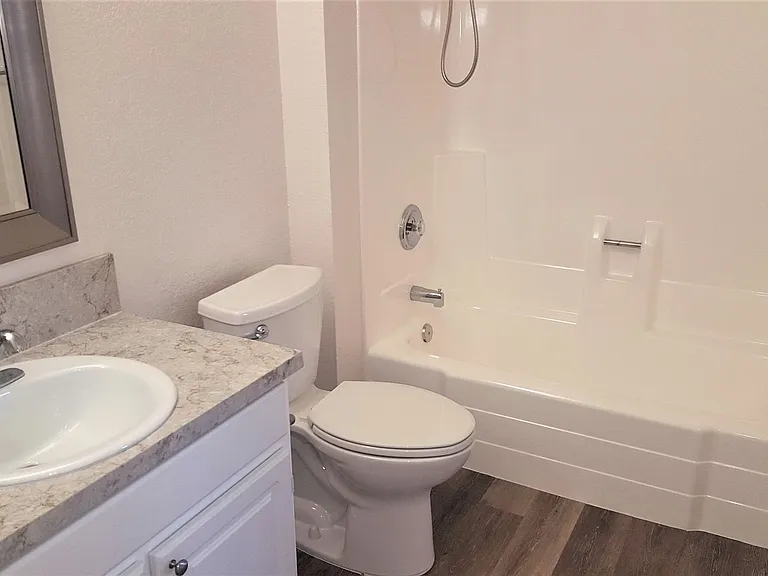 Wexford Manor Apartments — Photo 18