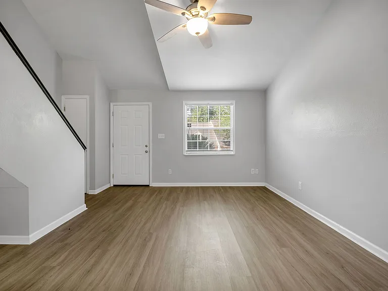 2199 Parrot Ln — Photo 3
