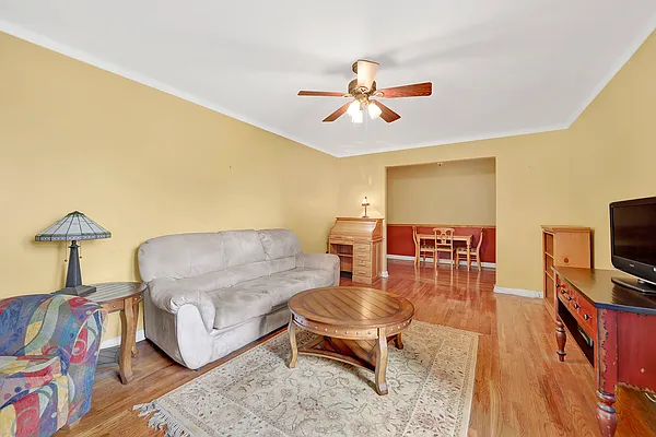 Sold by REMAX Elite | media 17