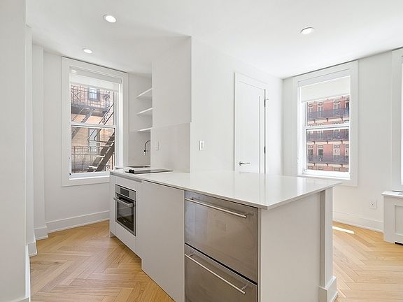 3rd image of 225 W 23rd St APT 5C