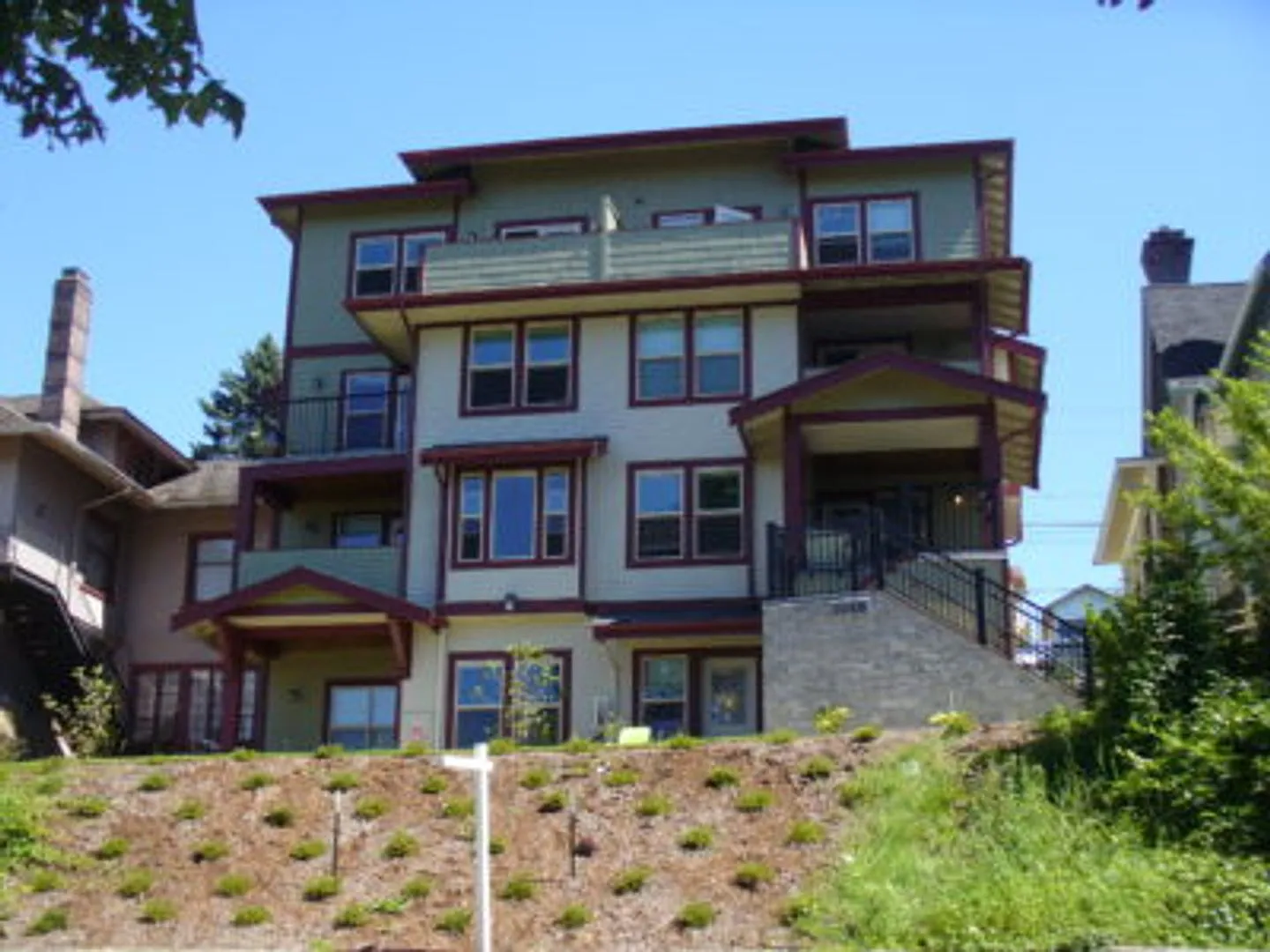Spacious 4-Bedroom Apartments in the Heart of Student Row — Photo 3