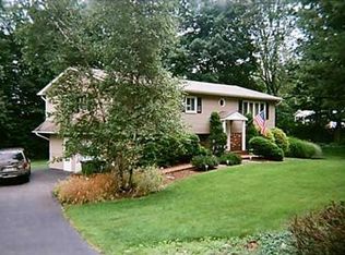 2 Leaf Ct, Airmont, NY 10901