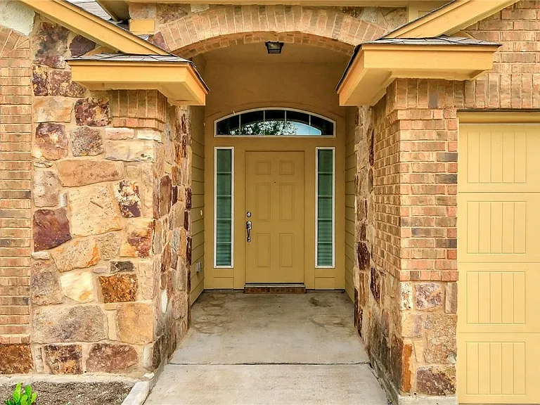 137 Langtry Ln — Photo 4